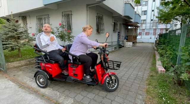 Dolandırılan annenin engelli oğluna akülü araç alındı