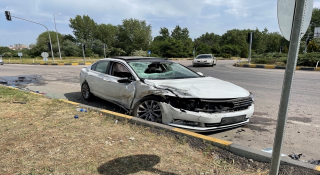 Ambulans ile otomobilin çarpıştığı kazada 6 kişi yaralandı