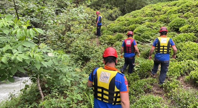 Fotoğraf çektirirken dereye düşen turisti arama çalışmaları sürüyor