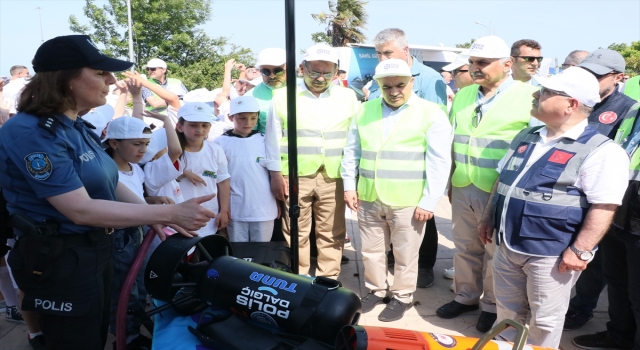 Balık ve kurbağa adamlar denizde ve kıyada temizlik yaptı