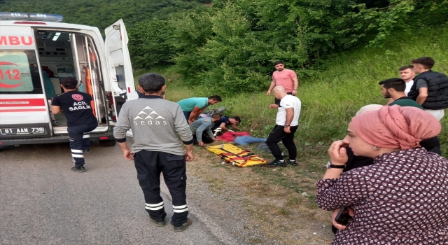 Motosikletten düşen 2 kişi ağır yaralandı