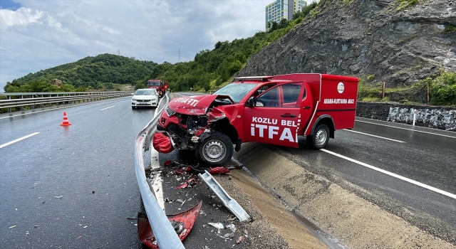 Trafik kazasından dönen arama kurtarma ekibi aracının bariyere çarpması sonucu 3 kişi yaralandı