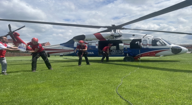 Ulaşımı kesilen köye helikopterle gıda yardımı yapıldı