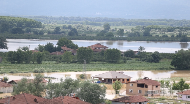 Sel mağdurları evlerine kavuşmak için suyun çekilmesini bekliyor