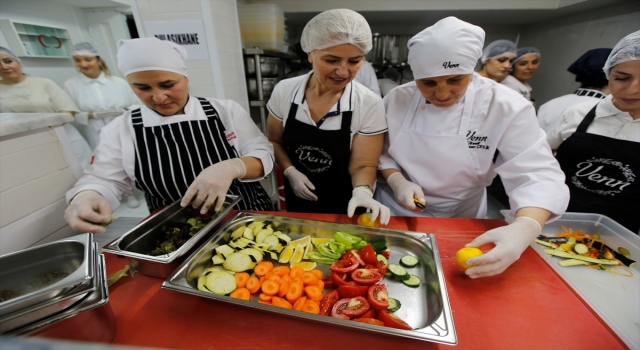 Yolcu uçaklarının ikramları kadın patrona emanet