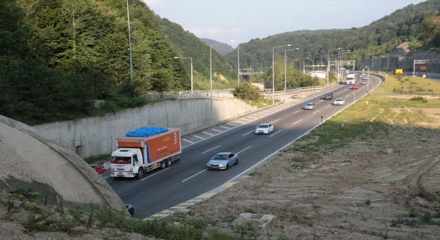 Bolu Dağı’nda bayramın ilk gününde akıcı trafik yoğunluğu sürüyor