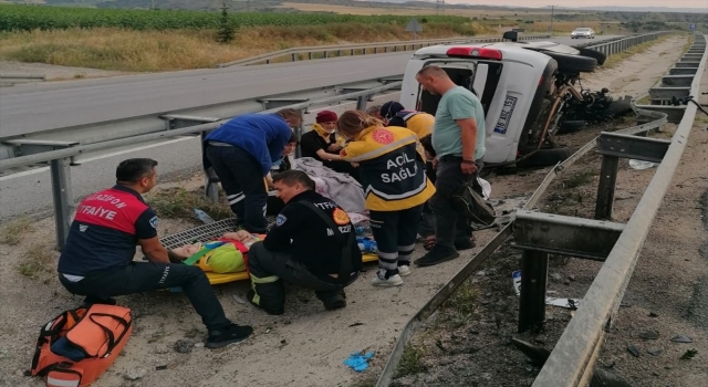 Amasya’da refüje devrilen otomobildeki 5 kişi yaralandı