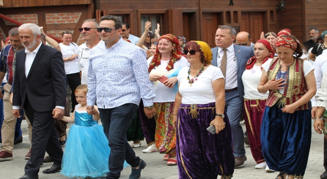 Tarihi mahallede düzenlenen şenlik renkli görüntülerle başladı