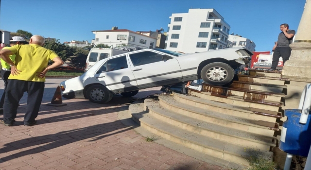 Gaz Pedalı Takılı Kalan Otomobil, Adliye Sarayı’nın Merdivenine Çarptı