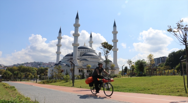 Bisikletiyle seyahate çıkan genç KYK yurtlarında konaklıyor