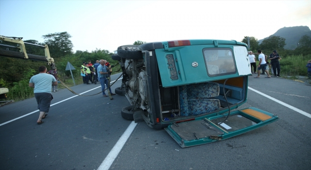 Yolcu minibüsü ile otomobilin çarpıştığı kazada 17 kişi yaralandı