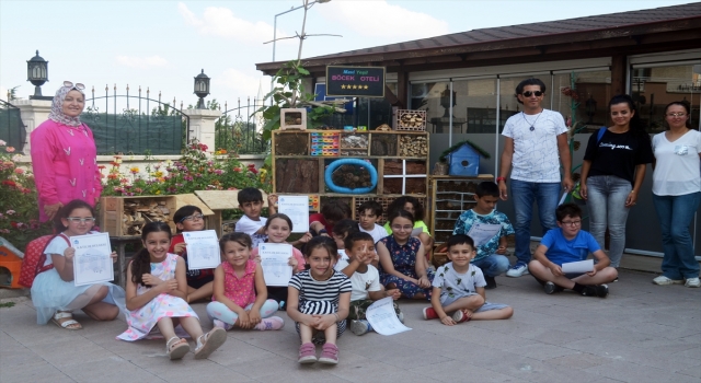 Öğrenciler canlıların yaşamını ”Böcek oteli”nde gözlemliyor