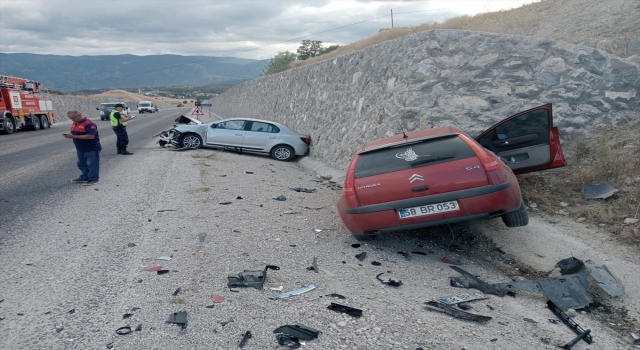 Tokat’ta iki otomobilin çarpışması sonucu 4 kişi yaralandı