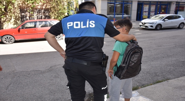 Polis ekipleri öğrencilere okul çantası dağıttı