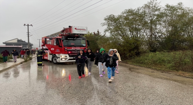 Düzce’de çevreye yayılan doğal gaz kokusu nedeniyle yurttaki öğrenciler tahliye edildi