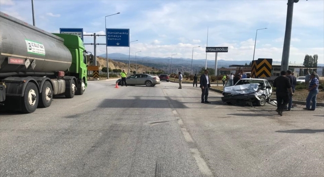 Çorum’da iki otomobilin çarpışması sonucu 5 kişi yaralandı