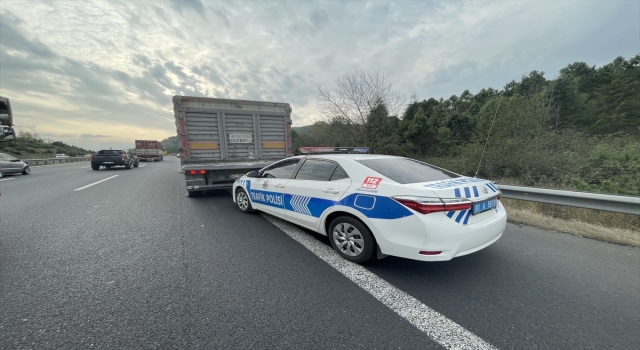 Düzce’de otoyoldaki trafik kesilerek durdurulabilen tırdaki iki kişi gözaltına alındı