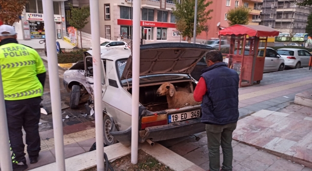 Çorum’da 2 otomobilin çarpıştığı kazada 3 kişi yaralandı