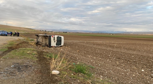 Minibüs devrildi: 3 kişi yaralandı