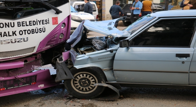 Özel halk otobüsü ile çarpışan otomobilin sürücüsü yaralandı