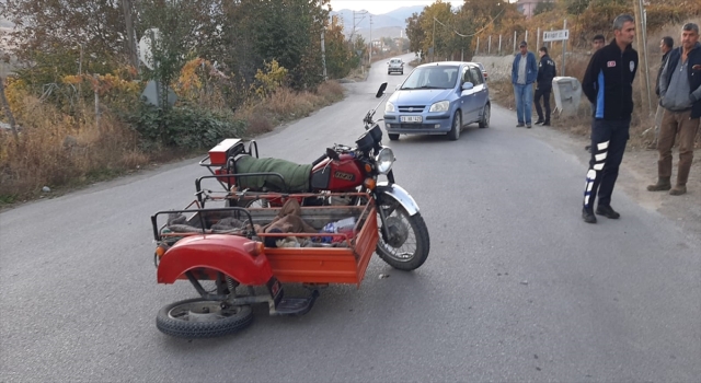 Çarpışan motosiklet ve otomobilde hasar oluştu