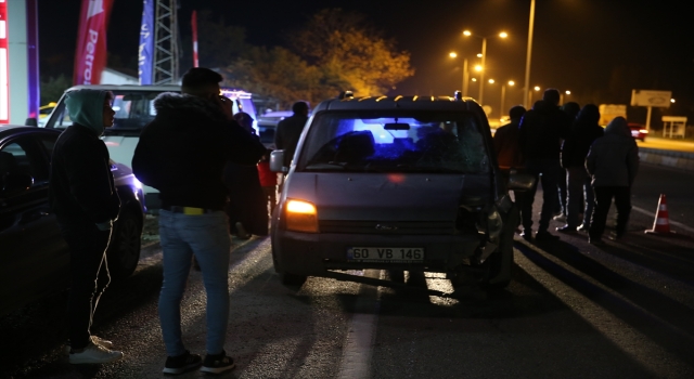 Düğünden çıkan yayalara cenazeye gidenlerin olduğu kamyonet çarptı: 2 kişi yaralandı