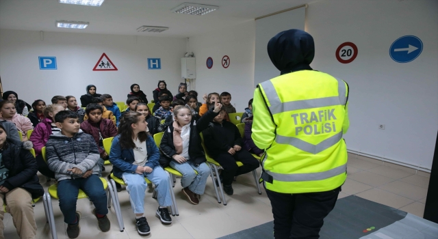 Bolu’daki çocuk ”trafik dedektifleri” kuralları eğitim parkında öğreniyor