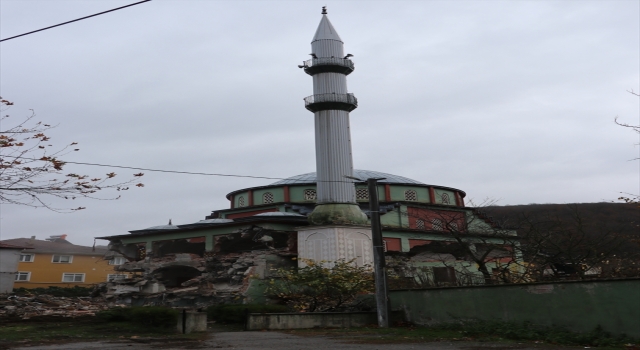 Düzce’de depremde hasar gören Sarıdere Köyü Camisi yıkılıyor