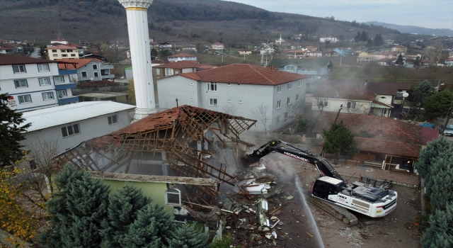 Düzce’de depremde ağır hasar gören yapıların yıkımı sürüyor