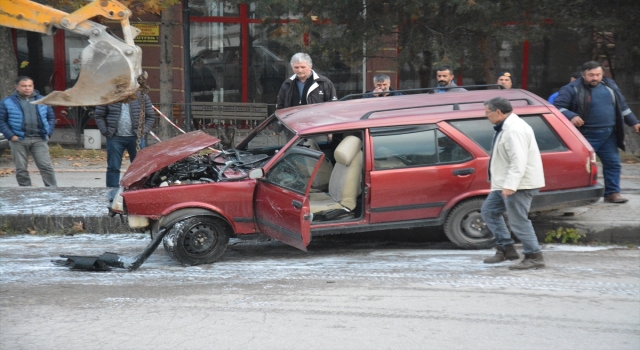 Giresun’da aydınlatma direğine çarpan otomobildeki 4 kişi yaralandı