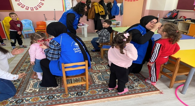 Düzce’de gönüllü gençler depremzede çocukları yalnız bırakmıyor