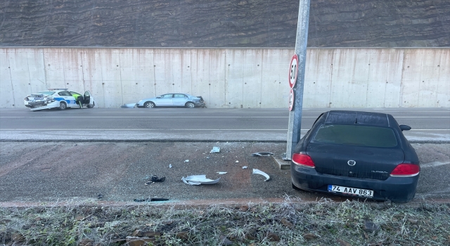 Bartın’da buzlanma nedeniyle yaşanan kazalarda 2 trafik polisi yaralandı