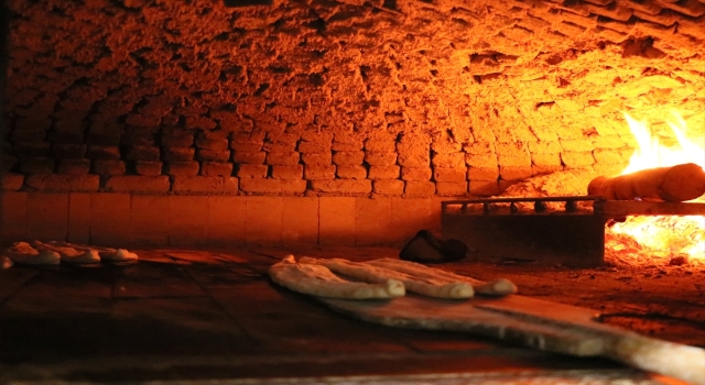 Ailesinin üçüncü kuşak temsilcisi olarak Terme pidesi yapımını sürdürüyor