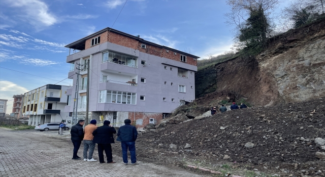 Samsun’da toprak kayması sonucu zarar gören bina boşaltıldı