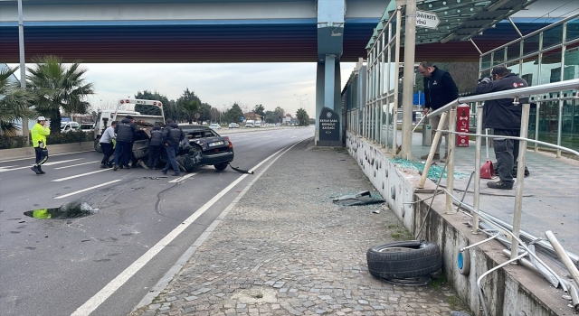 Samsun’da otomobilin çarptığı tramvay durağında hasar oluştu