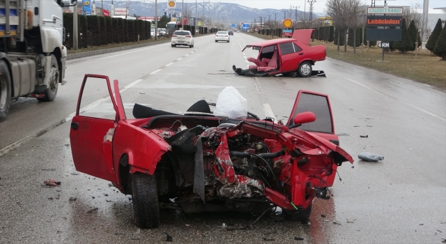 Aydınlatma direğine çarpan otomobil ikiye bölündü, sürücü yaralandı