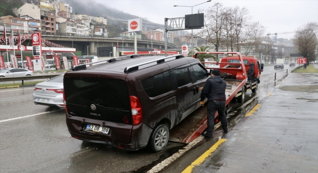 Trabzon’da 6 aracın karıştığı trafik kazasında 5 kişi yaralandı