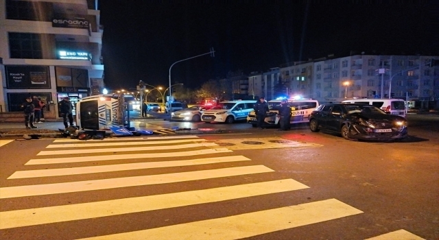 Otomobille çarpışan polis aracındaki 2 polis yaralandı