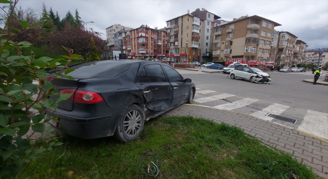 İki otomobilin çarpıştığı kazada iki kişi yaralandı