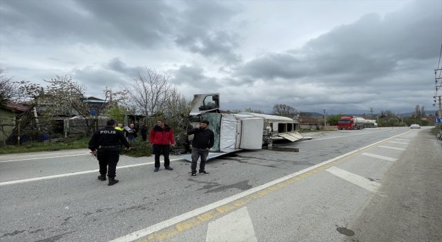 Devrilen tankerin sürücüsü yaralandı