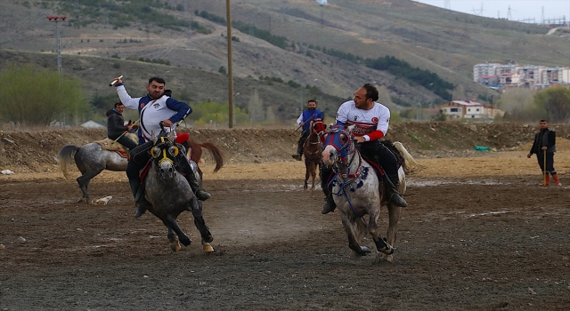 Cirit sporcuları çamurlu zeminde atlarıyla gösteri yaptı