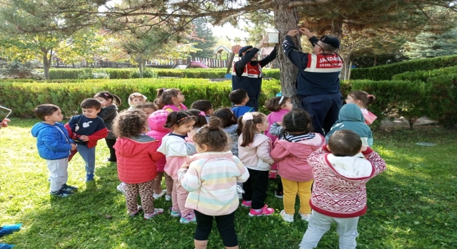 jandarması etkinliklerle anaokulu öğrencilerine hayvan sevgisi aşılıyor