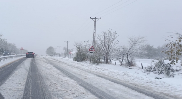 Düzce’de kar nedeniyle makaslayan tır ulaşımı aksattı