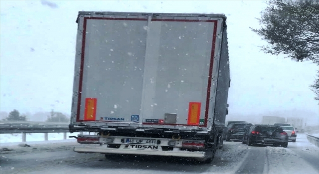 KarabükBolu kara yolunda kar yağışı nedeniyle ulaşımda aksamalar yaşanıyor