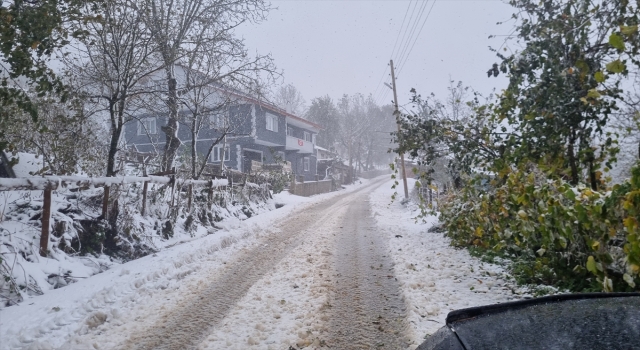 Sağanak nedeniyle su baskınları yaşandı, kar yağışı ulaşımı aksattı