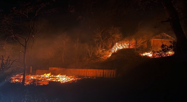 Sinop’ta 2 ev ve 6 samanlık yandı