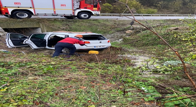 Dere yatağına düşen otomobilin sürücüsü yaralandı