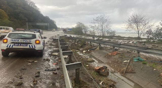 Giresun’da denizin yükselmesi sonucu şehir içi yolu suyla kaplandı