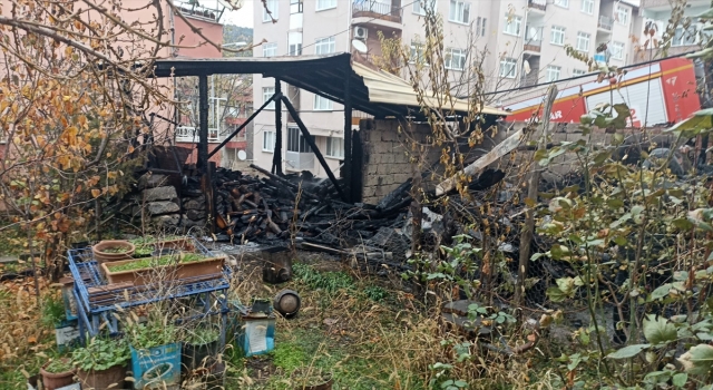 Niksar’da odunluk yangını hasara yol açtı