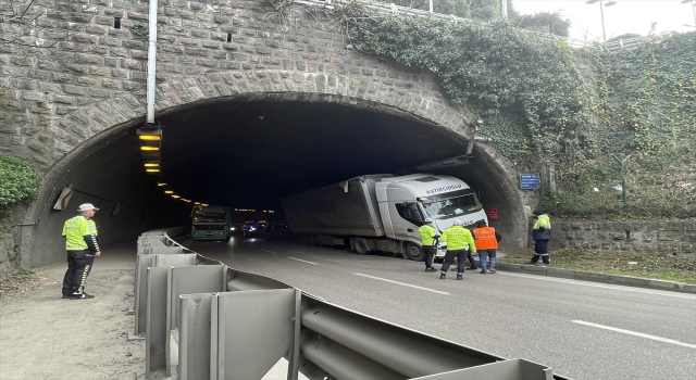 Trabzon’da tünel duvarına çarpan tırın sürücüsü yaralandı